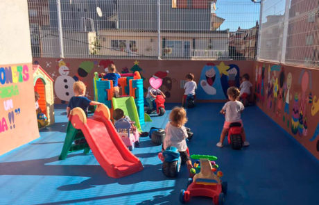 Foto de niños jugando en la terraza de petonets