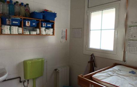 Lavabo pels petits amb canviador.