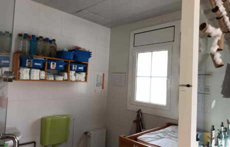 Zona de lavabo pels petits amb un canviador.