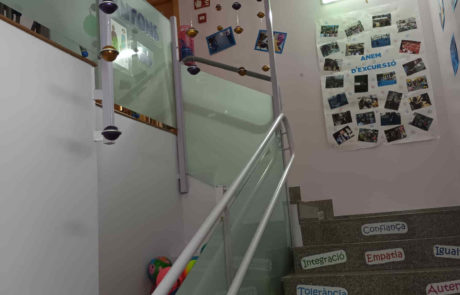Escala de la llar amb decoració penjada de les parets i els esglaons.