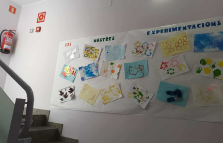 Escala de la llar amb mural a la paret amb dibuixos.