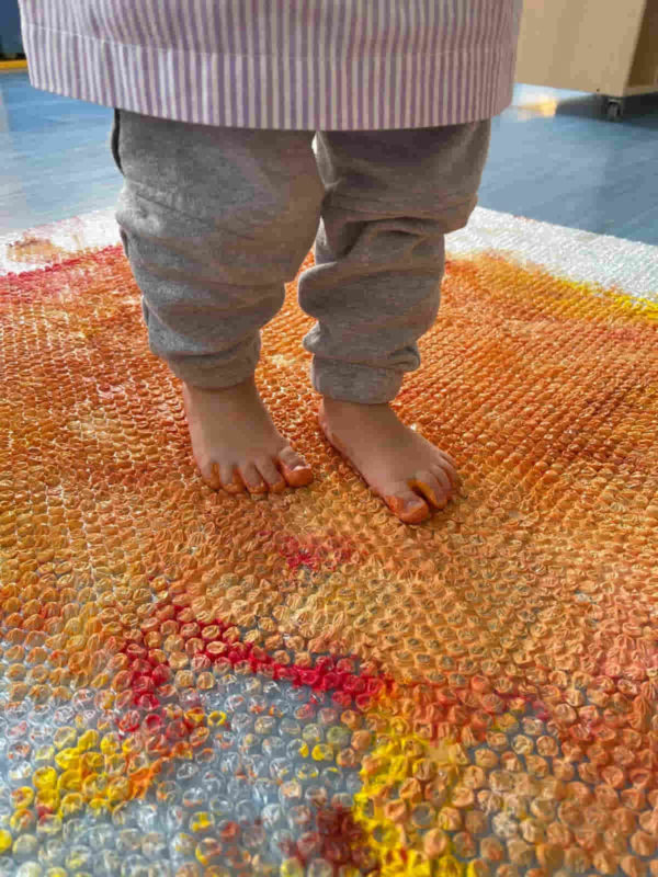 Un nen trepitjant l'alfombra