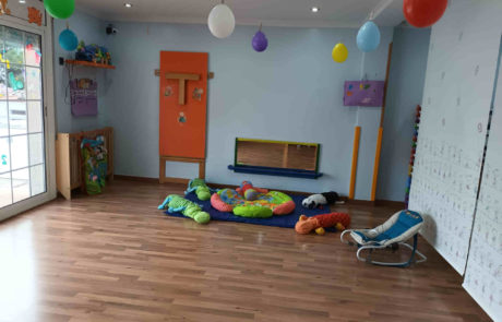 Aula pels petits amb estors que separen els bressols de la resta.