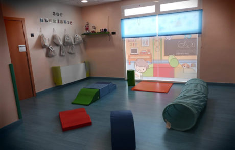 Imagen de una sala con juguetes para psicomotricidad.